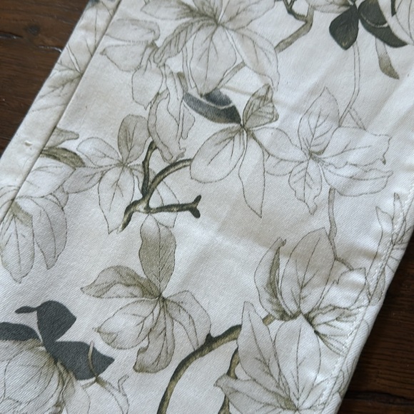 4 piece women’s lot of Spring/Summer Capris Cropped Pants Size 12/32/L - Picture 3 of 11